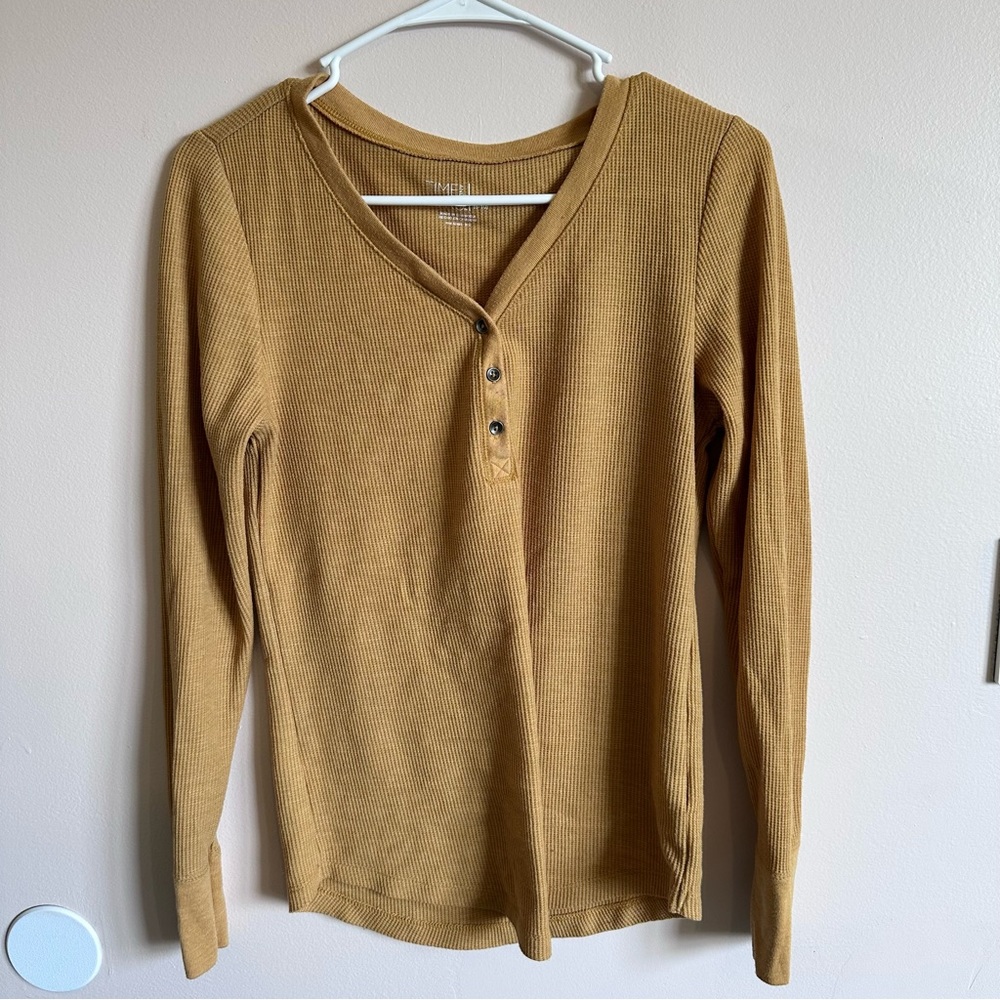 YELLOW LONG SLEEVE SHIRT, BUTTON VNECK, FITTED YELLOW SHIRT